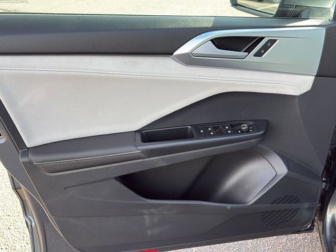 Certified 2025 Volkswagen Taos SE image 15