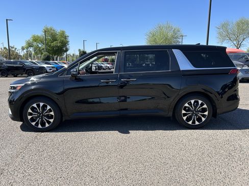 Used 2024 Kia Carnival EX FWD image 3