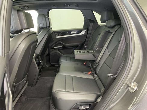 Certified 2025 Porsche Cayenne AWD/4WD image 19