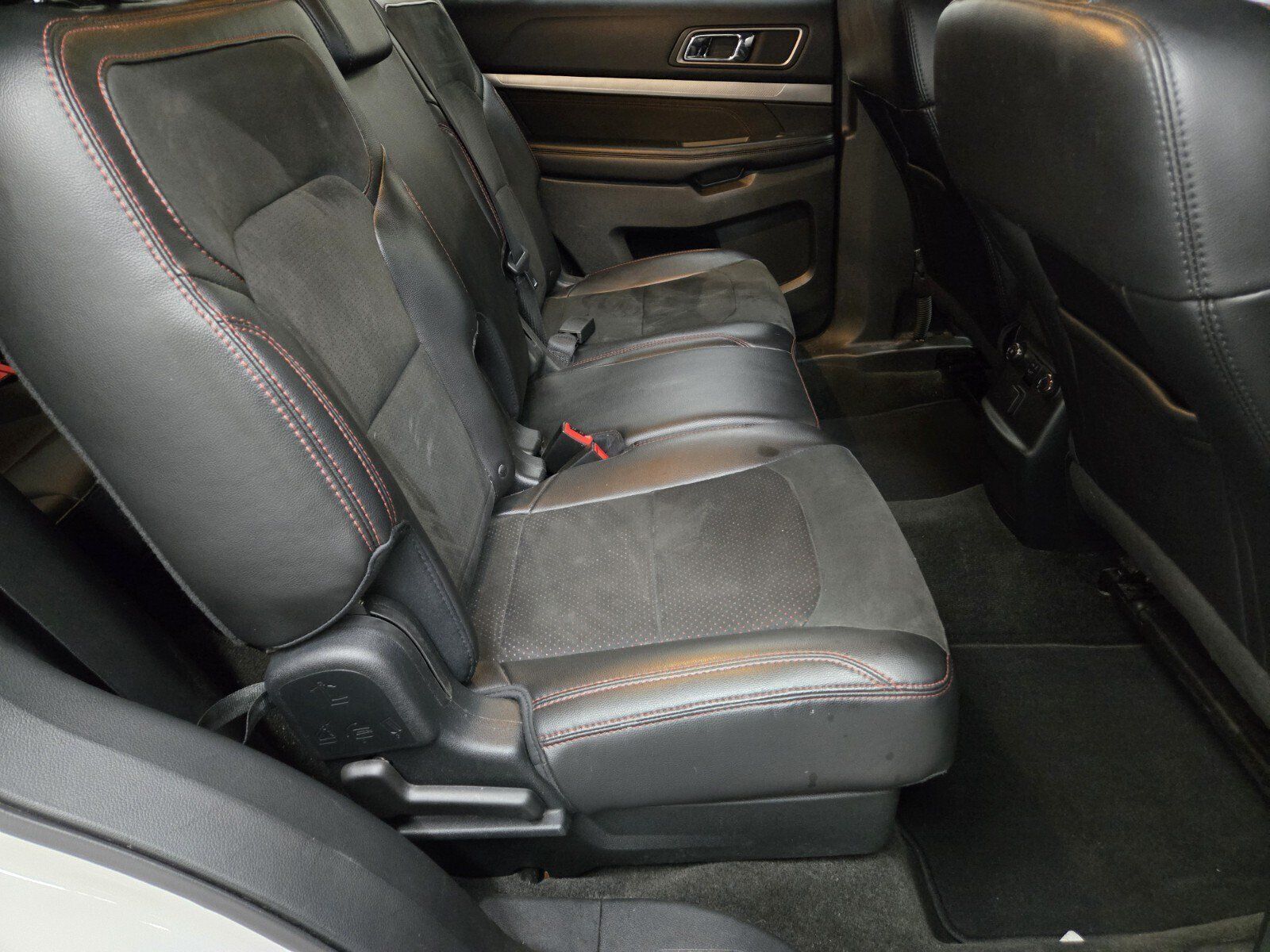 Used 2018 Ford Explorer XLT w/ Equipment Group 202A AWD/4WD image 12