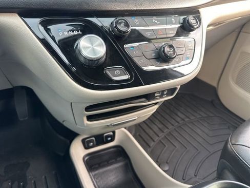 Used 2017 Chrysler Pacifica Touring-L image 47