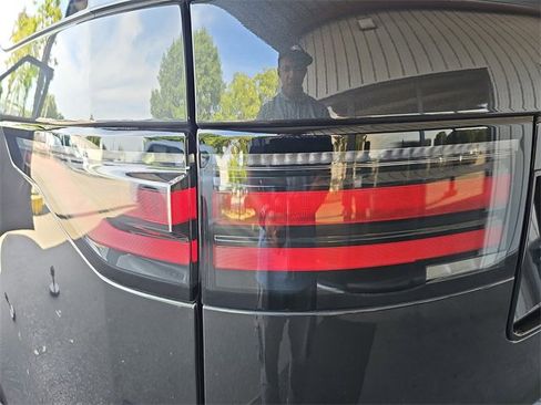 Used 2024 Land Rover Discovery Metropolitan Edition image 37