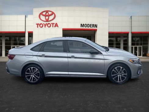 Used 2023 Volkswagen Jetta Sport image 4