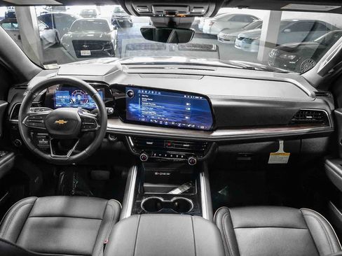 Used 2025 Chevrolet Suburban Premier RWD image 9