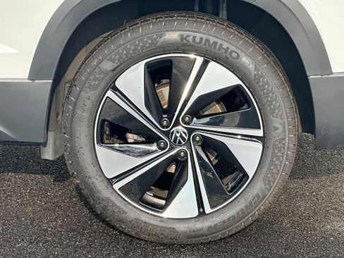 Used 2025 Volkswagen Taos SE w/ Panoramic Sunroof Package image 9