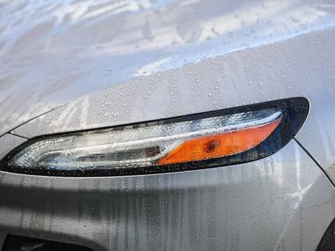 Used 2018 Jeep Cherokee Limited image 7