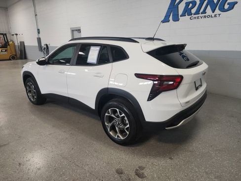 Used 2024 Chevrolet Trax LT w/ LT Convenience Package FWD image 2