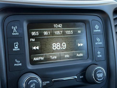 Used 2018 Jeep Cherokee Latitude FWD image 20