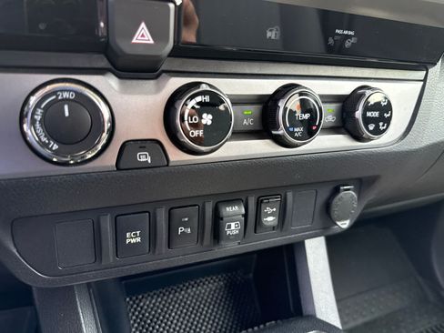 Used 2018 Toyota Tacoma SR5 AWD/4WD image 30