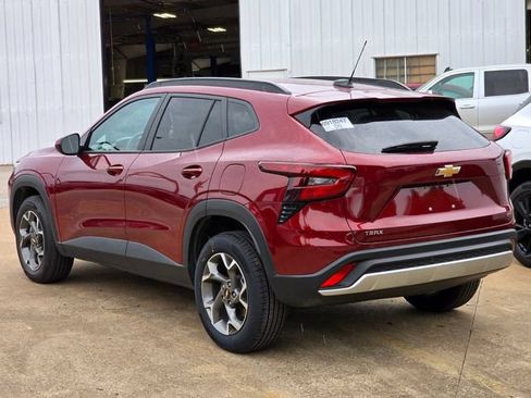 Used 2025 Chevrolet Trax LT FWD image 3