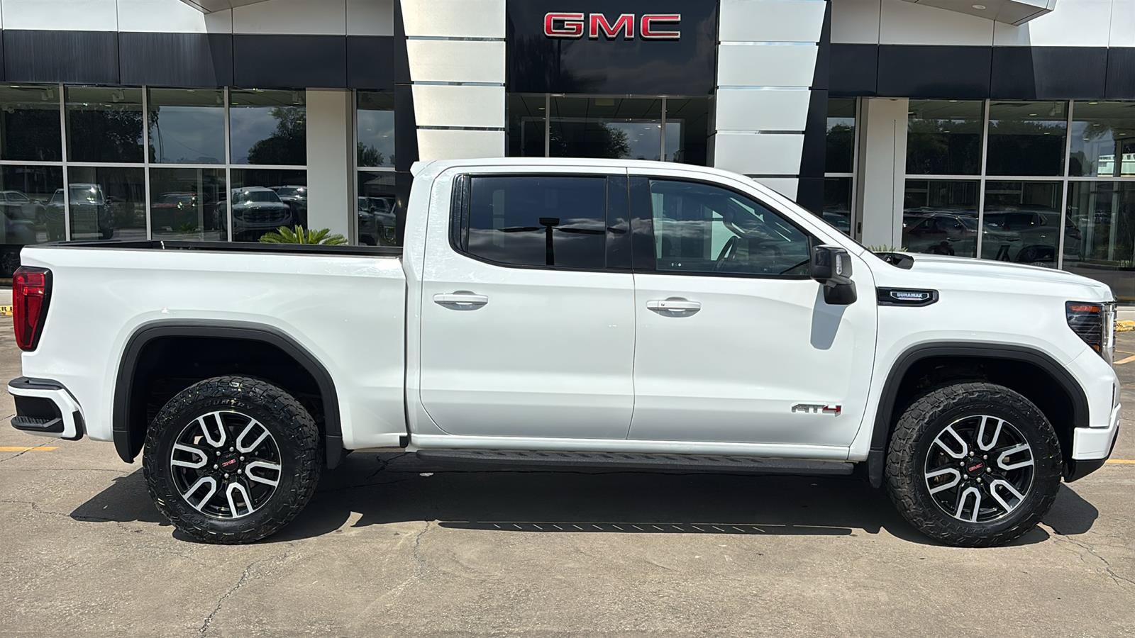 Used 2023 GMC Sierra 1500 AT4 w/ AT4 Premium Package AWD/4WD image 9