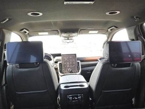 Used 2025 GMC Yukon Denali w/ Advanced Technology Package AWD/4WD image 5