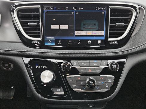New 2026 Chrysler Pacifica Select image 9