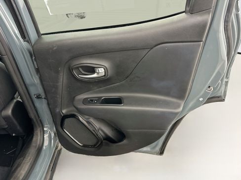 Used 2017 Jeep Renegade Altitude FWD image 31