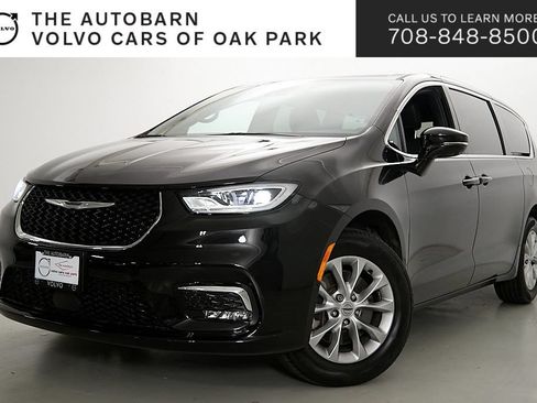 Used 2025 Chrysler Pacifica Select AWD/4WD image 1