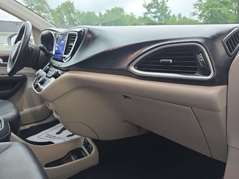 Used 2017 Chrysler Pacifica Touring-L w/ Tire & Wheel Group FWD image 22