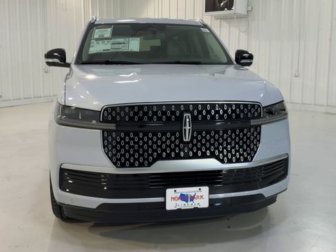 New 2026 Lincoln Navigator Premiere AWD/4WD image 4