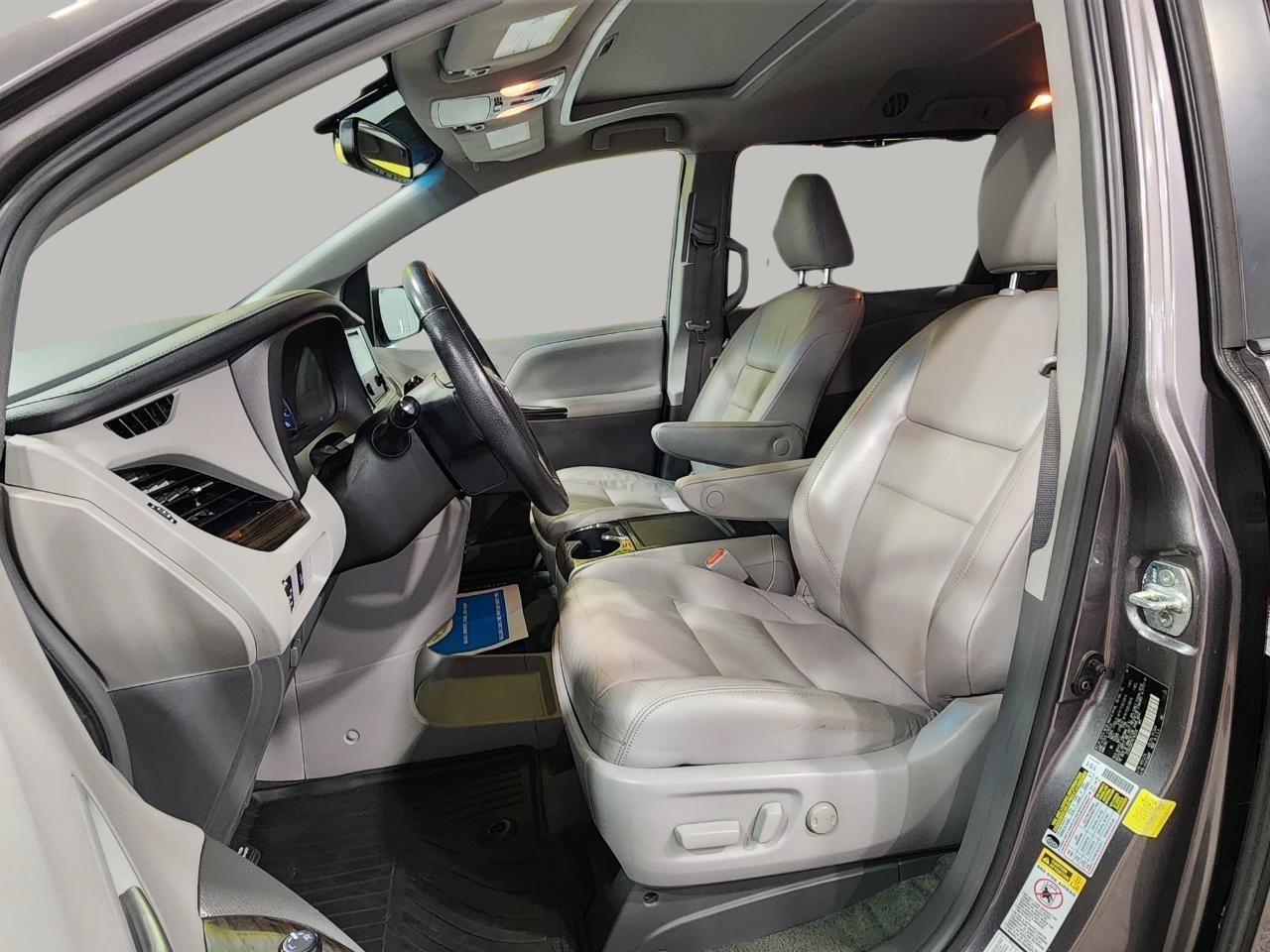 Used 2017 Toyota Sienna XLE AWD/4WD image 15