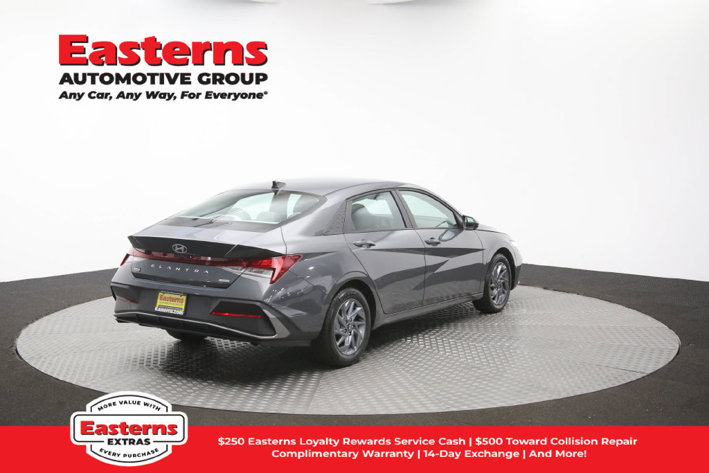 Used 2025 Hyundai Elantra Hybrid FWD image 40