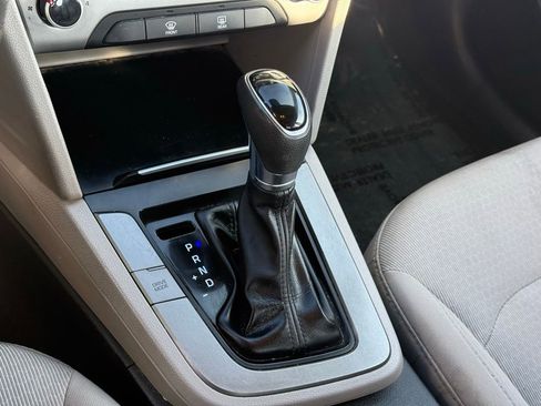 Used 2017 Hyundai Elantra SE image 18
