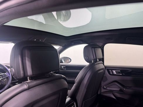 Used 2023 Porsche Cayenne Coupe image 23