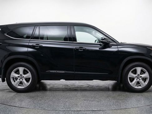 Used 2025 Toyota Highlander LE image 11
