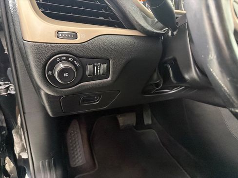 Used 2017 Jeep Cherokee Latitude FWD image 13