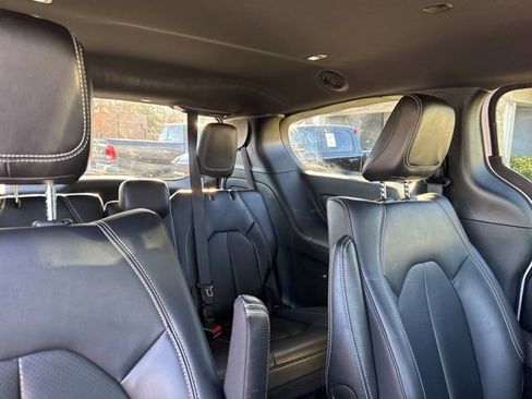 Used 2024 Chrysler Pacifica Select image 15