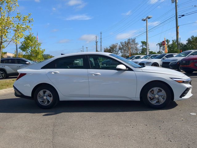 Used 2026 Hyundai Elantra SE FWD image 4