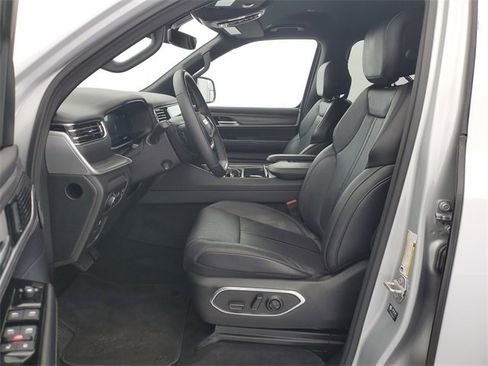 Used 2024 Jeep Wagoneer L Series II w/ Flexible Seating Group image 17