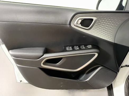Used 2025 Kia Soul LX FWD image 28