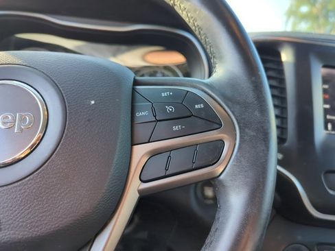 Used 2019 Jeep Cherokee Latitude Plus FWD image 14