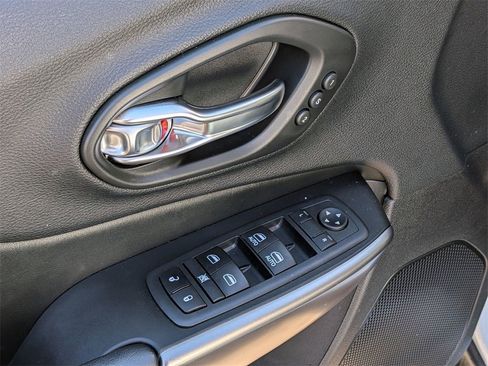 Used 2020 Jeep Cherokee Limited image 11