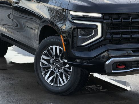 Used 2025 Chevrolet Suburban Z71 image 11