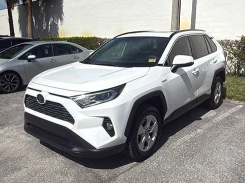 Used 2019 Toyota RAV4 XLE w/ Convenience Package AWD/4WD image 3