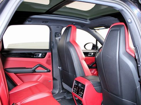 Used 2020 Porsche Cayenne image 26
