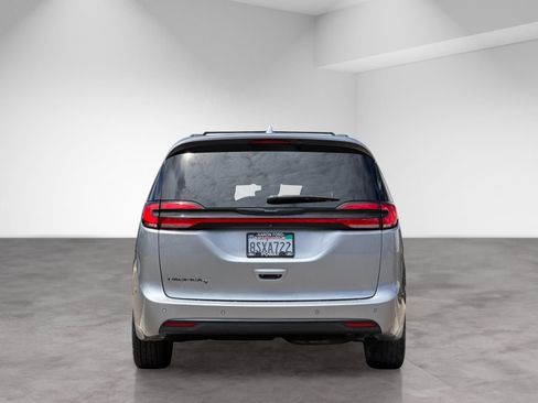 Used 2021 Chrysler Pacifica Touring w/ S Appearance Package FWD image 5