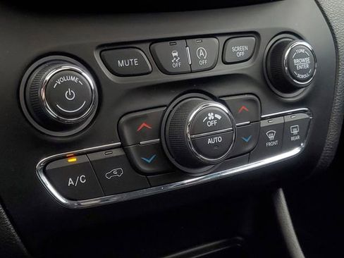 Used 2021 Jeep Cherokee Limited image 29