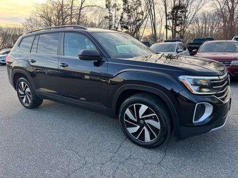 Used 2024 Volkswagen Atlas SE image 3