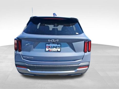 Used 2024 Kia Sorento S image 9