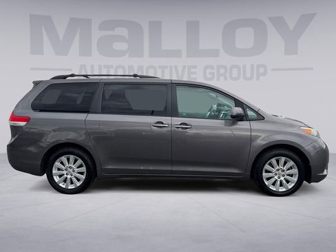 Used 2011 Toyota Sienna XLE image 2