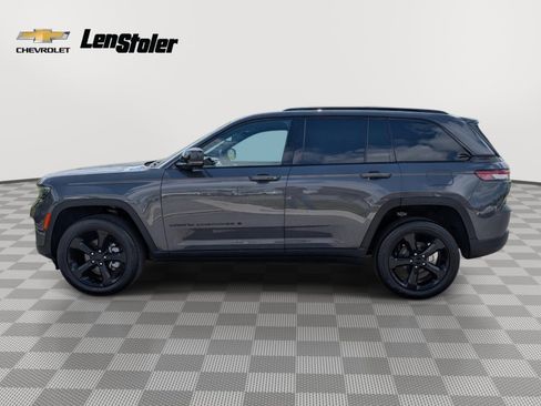 Used 2024 Jeep Grand Cherokee Limited w/ Black Appearance Package AWD/4WD image 2
