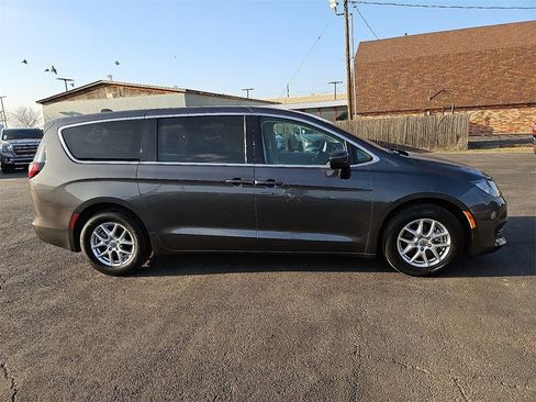 Used 2023 Chrysler Voyager LX image 9