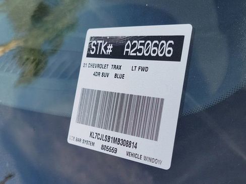 Used 2021 Chevrolet Trax LT w/ LT Convenience Package image 29