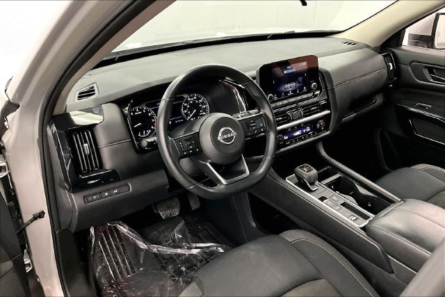 Used 2025 Nissan Pathfinder SV FWD image 15