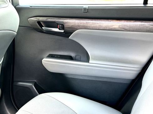 Used 2021 Toyota Highlander Limited image 22