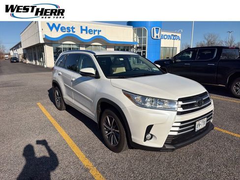 Used 2018 Toyota Highlander XLE image 1