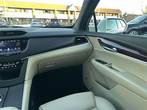 Used 2017 Cadillac XT5 Luxury w/ Driver Awareness Package image 31