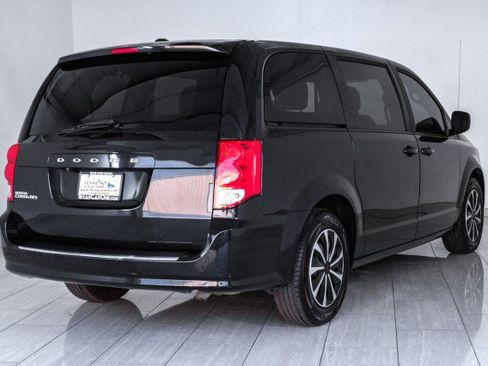 Used 2018 Dodge Grand Caravan SE w/ UConnect Hands-Free Group FWD image 6