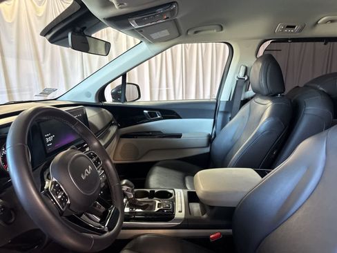 Used 2024 Kia Carnival EX image 17